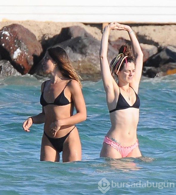 Özge Özpirinçci ve Selin Şekerci'nin deniz yogası