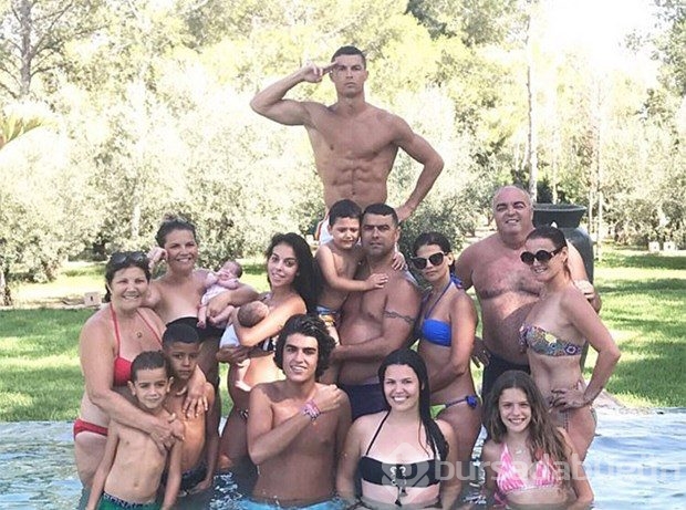 Ronaldo ailesi tatilde