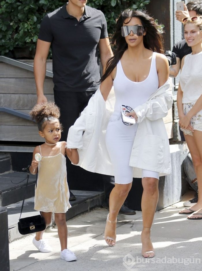 Kim Kardashian'a dört yaşındaki kızına korse giydirdiği eleştirisi
