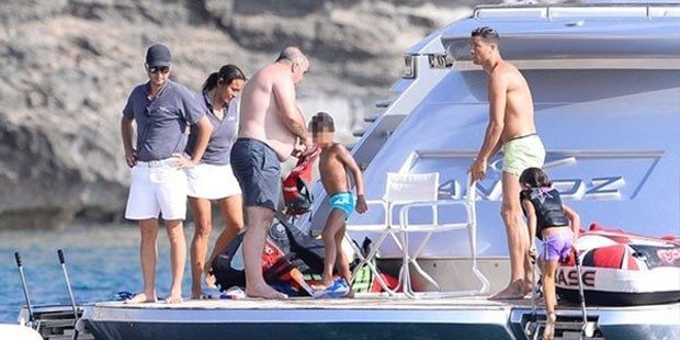 Ronaldo'nun yatına polis baskını
