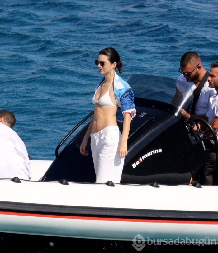Seksi ikili tatil pozlarıyla büyüledi!