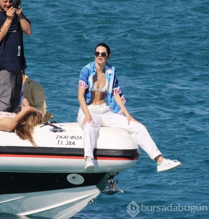 Seksi ikili tatil pozlarıyla büyüledi!