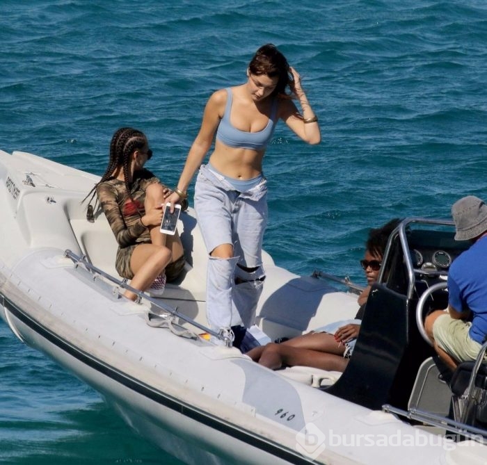 Seksi ikili tatil pozlarıyla büyüledi!