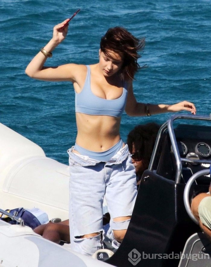 Seksi ikili tatil pozlarıyla büyüledi!