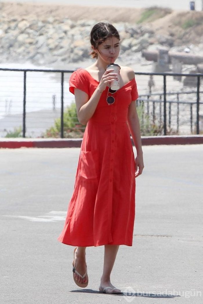 Selena Gomez'i makyajsız görenler tanıyamadı!