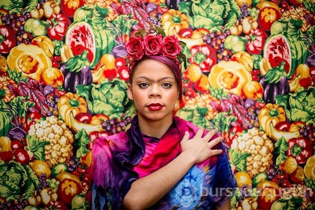 Frida Kahlo'yu taklitleriyle andı
