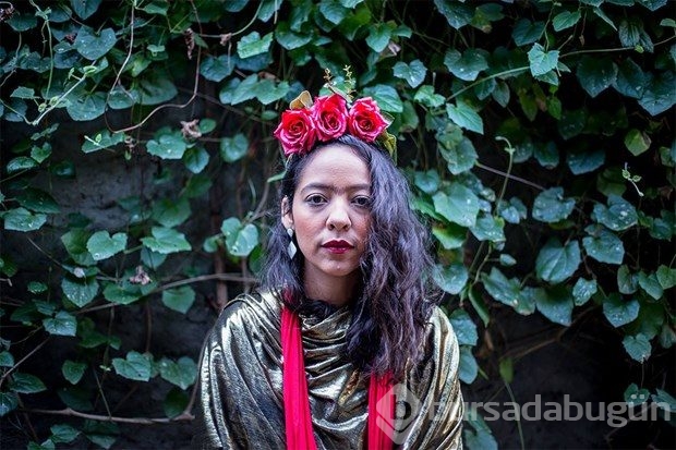 Frida Kahlo'yu taklitleriyle andı