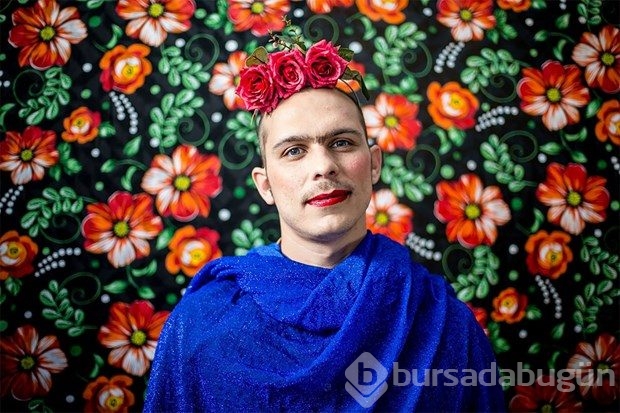 Frida Kahlo'yu taklitleriyle andı