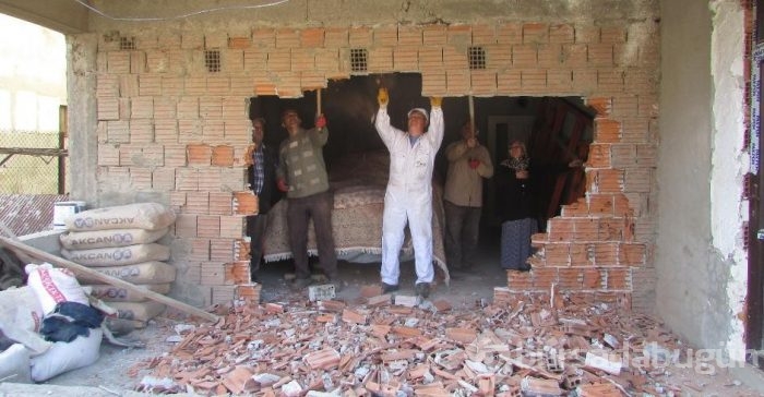Binaya 'hapsettiği' otomobilini 37 yıl sonra çıkardı