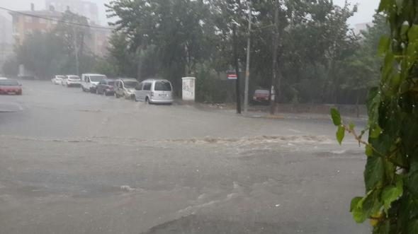 İstanbul'daki şiddetli yağmur sosyal medyayı salladı