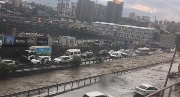 İstanbul'daki şiddetli yağmur sosyal medyayı salladı