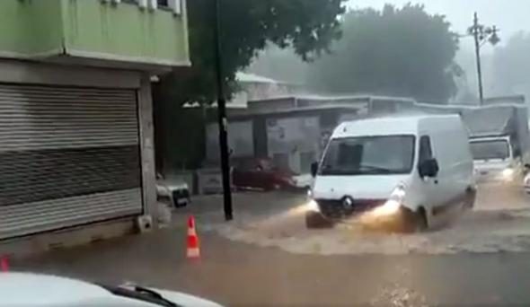 İstanbul'daki şiddetli yağmur sosyal medyayı salladı