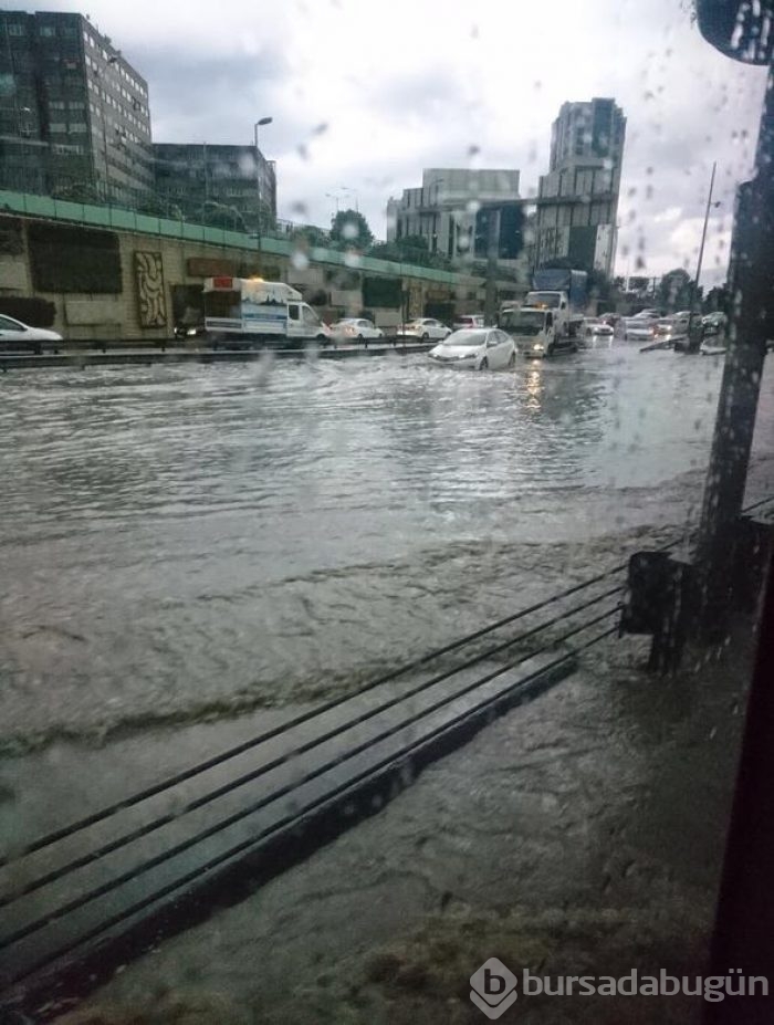 İstanbul'daki şiddetli yağmur sosyal medyayı salladı