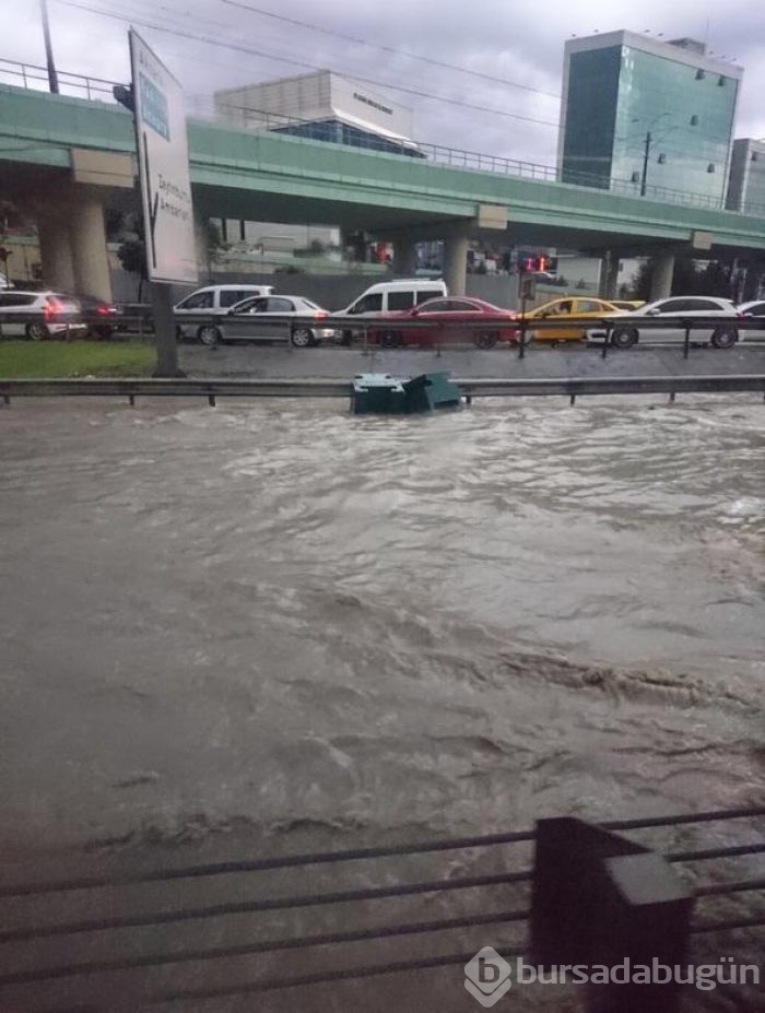 İstanbul'daki şiddetli yağmur sosyal medyayı salladı