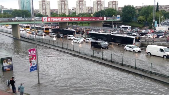 İstanbul'daki şiddetli yağmur sosyal medyayı salladı