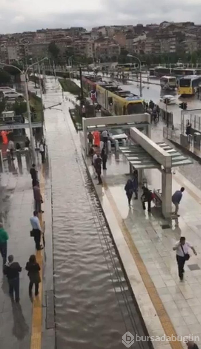 İstanbul'daki şiddetli yağmur sosyal medyayı salladı