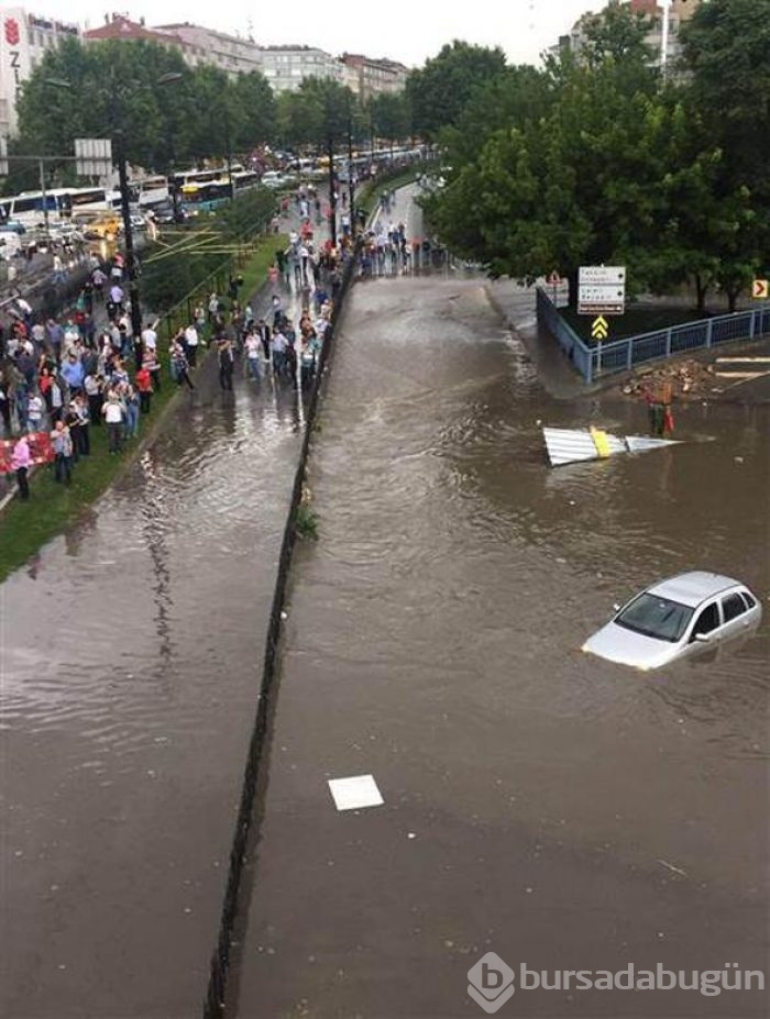 İstanbul'daki şiddetli yağmur sosyal medyayı salladı