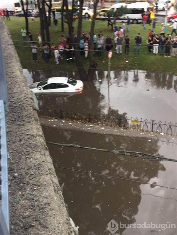 İstanbul'daki şiddetli yağmur sosyal medyayı salladı
