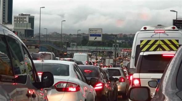 İstanbul'daki şiddetli yağmur sosyal medyayı salladı