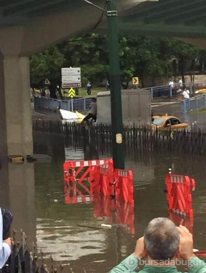 İstanbul'daki şiddetli yağmur sosyal medyayı salladı