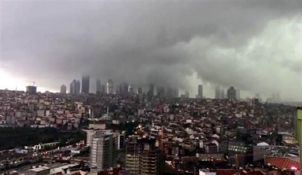 İstanbul'daki şiddetli yağmur sosyal medyayı salladı