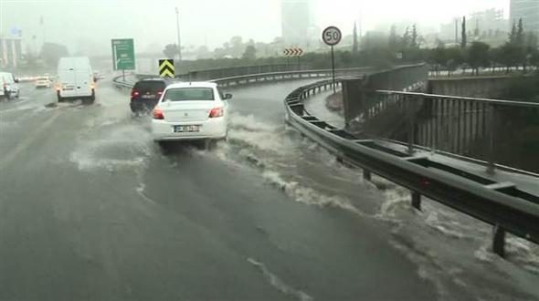 İstanbul'daki şiddetli yağmur sosyal medyayı salladı