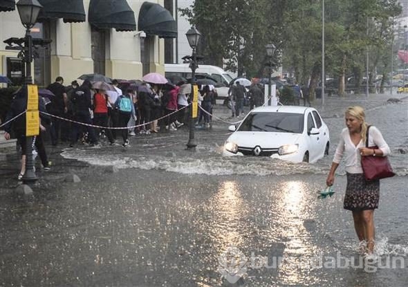 İstanbul'daki şiddetli yağmur sosyal medyayı salladı