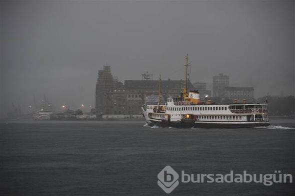 İstanbul'daki şiddetli yağmur sosyal medyayı salladı