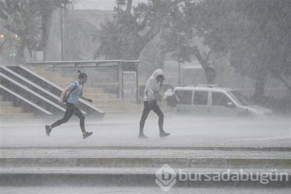 İstanbul'daki şiddetli yağmur sosyal medyayı salladı