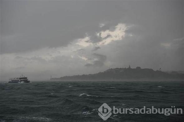 İstanbul'daki şiddetli yağmur sosyal medyayı salladı