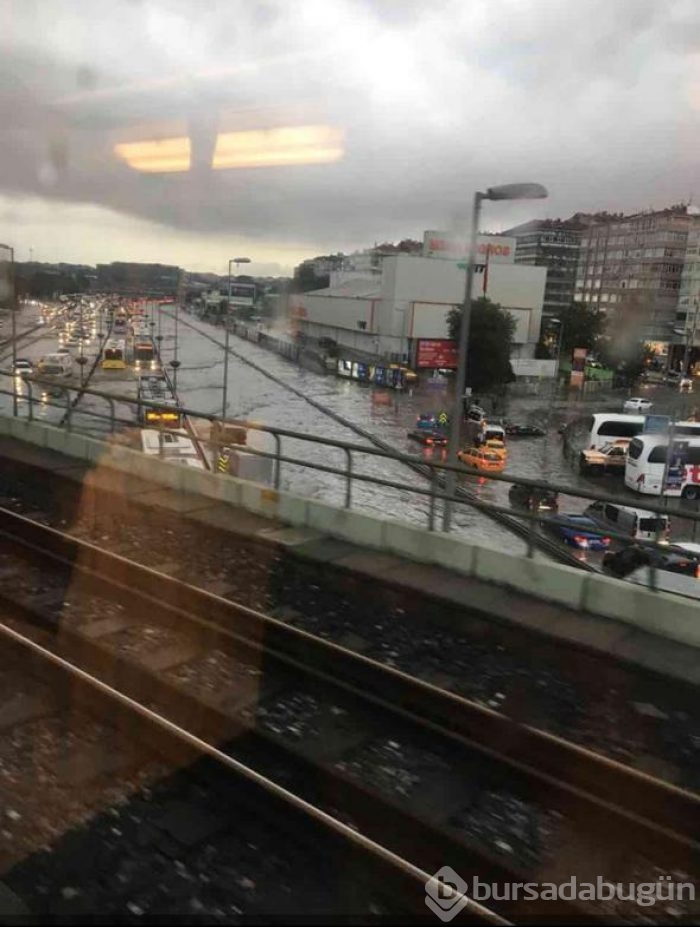 İstanbul'daki şiddetli yağmur sosyal medyayı salladı