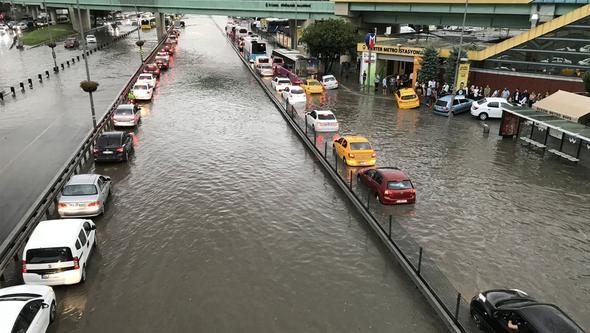 İstanbul'daki şiddetli yağmur sosyal medyayı salladı