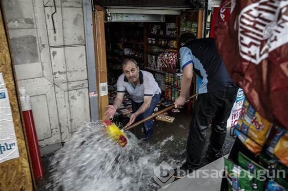 İstanbul'daki şiddetli yağmur sosyal medyayı salladı