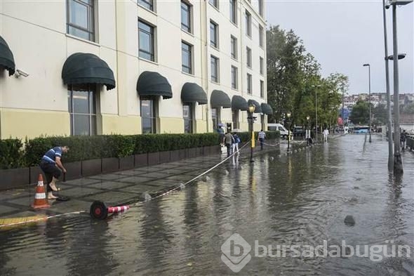 İstanbul'daki şiddetli yağmur sosyal medyayı salladı