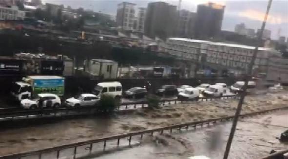 İstanbul'daki şiddetli yağmur sosyal medyayı salladı