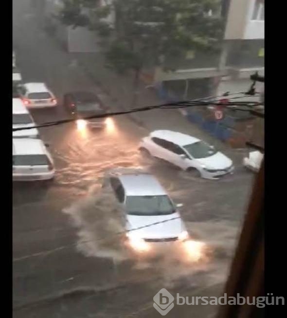 İstanbul'daki şiddetli yağmur sosyal medyayı salladı