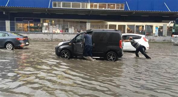 İstanbul'daki şiddetli yağmur sosyal medyayı salladı