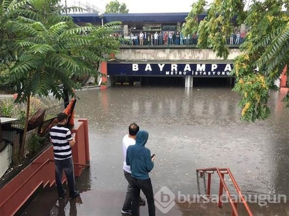 İstanbul'daki şiddetli yağmur sosyal medyayı salladı