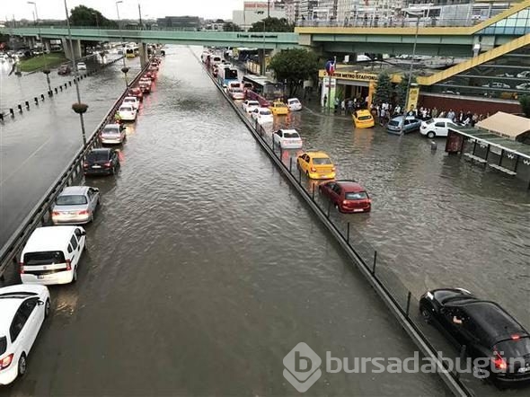 İstanbul'daki şiddetli yağmur sosyal medyayı salladı