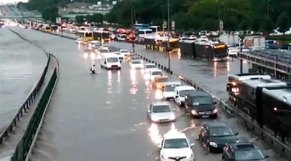 İstanbul'daki şiddetli yağmur sosyal medyayı salladı