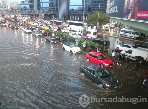 İstanbul'daki şiddetli yağmur sosyal medyayı salladı