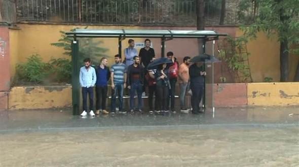 İstanbul'daki şiddetli yağmur sosyal medyayı salladı