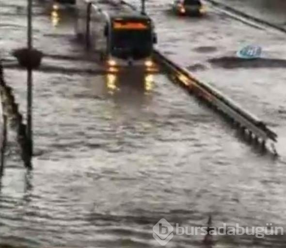 İstanbul'daki şiddetli yağmur sosyal medyayı salladı