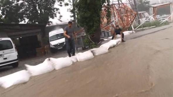 İstanbul'daki şiddetli yağmur sosyal medyayı salladı
