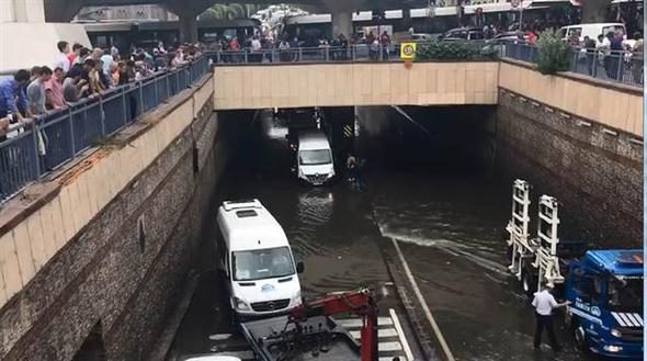 İstanbul'daki şiddetli yağmur sosyal medyayı salladı
