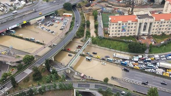 İstanbul'daki şiddetli yağmur sosyal medyayı salladı