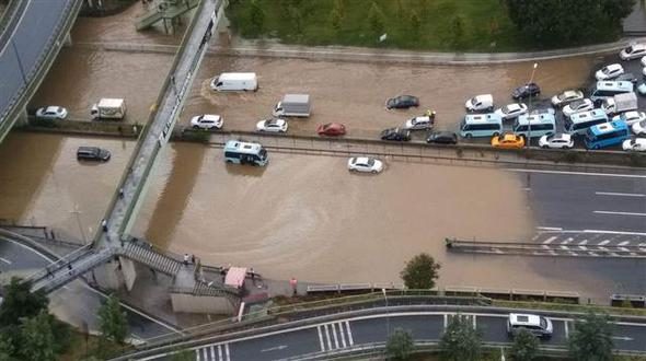 İstanbul'daki şiddetli yağmur sosyal medyayı salladı