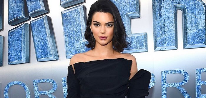 Kendall Jenner, Cara Delevingne'ı Desteklemeye Gitti!