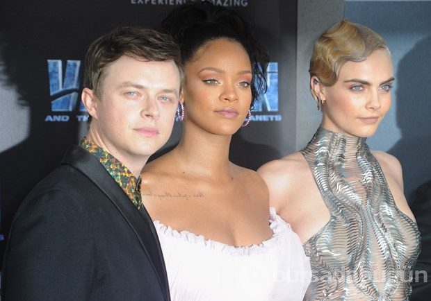 Rihanna ve Cara Delevingne 'Valerian' galasında buluştu