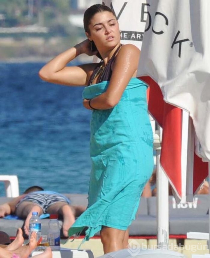 Hande Erçel tatilde ama